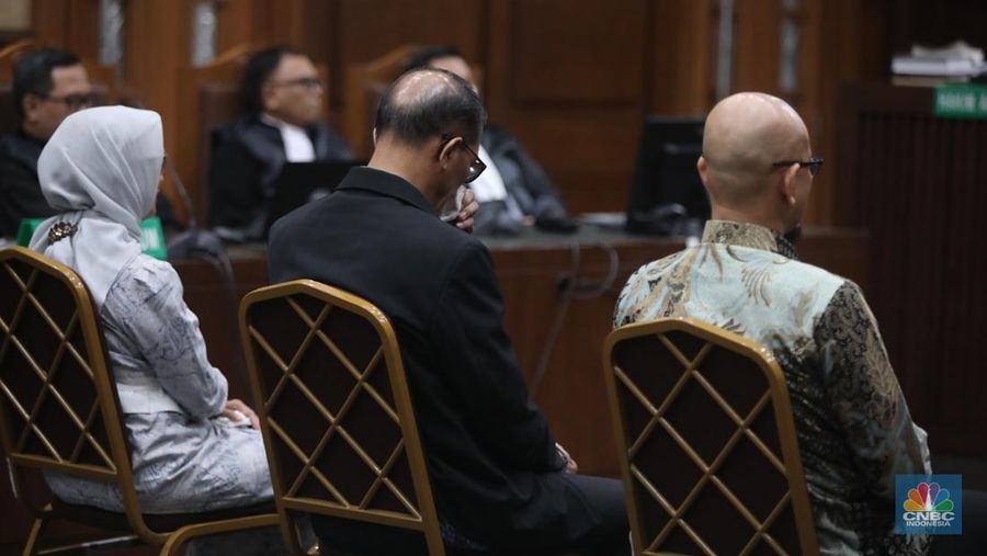 Eks Direktur Utama PT Angkutan Sungai, Danau, dan Penyeberangan (ASDP) Indonesia Ferry (Persero) Ira Puspadewi dan dua terdakwa lainnya, mantan Direktur Komersial dan Pelayanan PT ASDP Ferry, Yusuf Hadi, dan mantan Direktur Perencanaan dan Pengembangan PT ASDP Ferry, Harry Muhammad Adhi Caksono menghadapi sidang pembacaan putusan atau vonis di Pengadilan Tipikor, Jakarta, Kamis (20/11/2025). (CNBC Indonesia/Faisal Rahman)