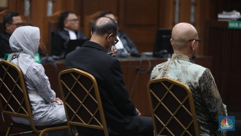 Eks Direktur Utama PT Angkutan Sungai, Danau, dan Penyeberangan (ASDP) Indonesia Ferry (Persero) Ira Puspadewi dan dua terdakwa lainnya, mantan Direktur Komersial dan Pelayanan PT ASDP Ferry, Yusuf Hadi, dan mantan Direktur Perencanaan dan Pengembangan PT ASDP Ferry, Harry Muhammad Adhi Caksono menghadapi sidang pembacaan putusan atau vonis di Pengadilan Tipikor, Jakarta, Kamis (20/11/2025). (CNBC Indonesia/Faisal Rahman)