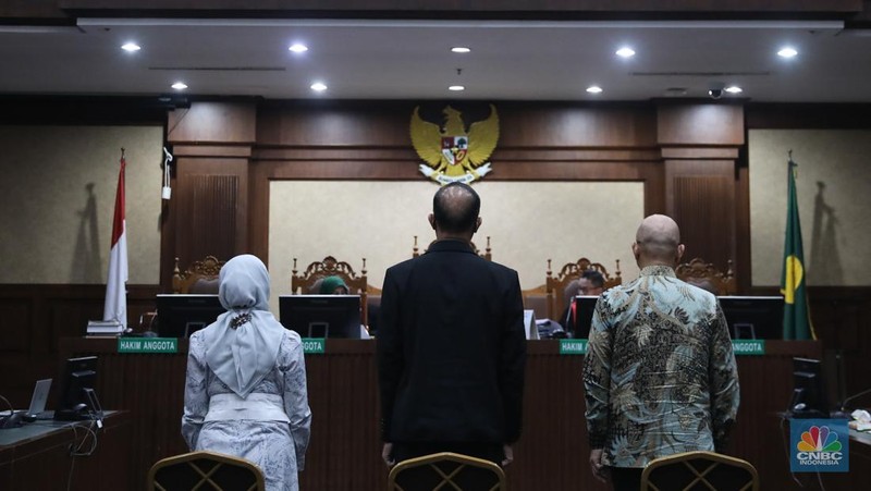Eks Direktur Utama PT Angkutan Sungai, Danau, dan Penyeberangan (ASDP) Indonesia Ferry (Persero) Ira Puspadewi dan dua terdakwa lainnya, mantan Direktur Komersial dan Pelayanan PT ASDP Ferry, Yusuf Hadi, dan mantan Direktur Perencanaan dan Pengembangan PT ASDP Ferry, Harry Muhammad Adhi Caksono menghadapi sidang pembacaan putusan atau vonis di Pengadilan Tipikor, Jakarta, Kamis (20/11/2025). (CNBC Indonesia/Faisal Rahman)