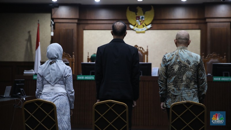 Eks Direktur Utama PT Angkutan Sungai, Danau, dan Penyeberangan (ASDP) Indonesia Ferry (Persero) Ira Puspadewi dan dua terdakwa lainnya, mantan Direktur Komersial dan Pelayanan PT ASDP Ferry, Yusuf Hadi, dan mantan Direktur Perencanaan dan Pengembangan PT ASDP Ferry, Harry Muhammad Adhi Caksono menghadapi sidang pembacaan putusan atau vonis di Pengadilan Tipikor, Jakarta, Kamis (20/11/2025). (CNBC Indonesia/Faisal Rahman)