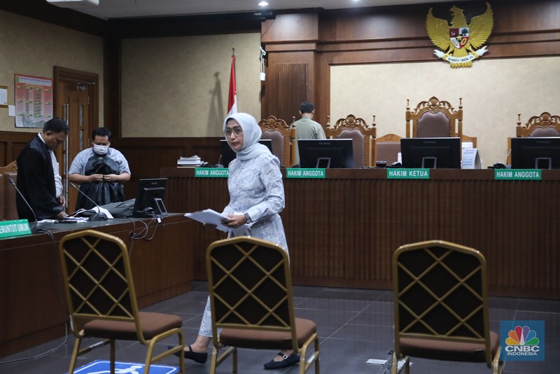 Eks Direktur Utama PT Angkutan Sungai, Danau, dan Penyeberangan (ASDP) Indonesia Ferry (Persero) Ira Puspadewi dan dua terdakwa lainnya, mantan Direktur Komersial dan Pelayanan PT ASDP Ferry, Yusuf Hadi, dan mantan Direktur Perencanaan dan Pengembangan PT ASDP Ferry, Harry Muhammad Adhi Caksono menghadapi sidang pembacaan putusan atau vonis di Pengadilan Tipikor, Jakarta, Kamis (20/11/2025). (CNBC Indonesia/Faisal Rahman)