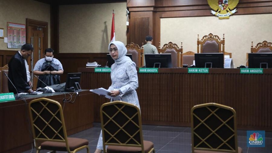 Eks Direktur Utama PT Angkutan Sungai, Danau, dan Penyeberangan (ASDP) Indonesia Ferry (Persero) Ira Puspadewi dan dua terdakwa lainnya, mantan Direktur Komersial dan Pelayanan PT ASDP Ferry, Yusuf Hadi, dan mantan Direktur Perencanaan dan Pengembangan PT ASDP Ferry, Harry Muhammad Adhi Caksono menghadapi sidang pembacaan putusan atau vonis di Pengadilan Tipikor, Jakarta, Kamis (20/11/2025). (CNBC Indonesia/Faisal Rahman)