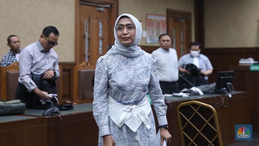 Eks Direktur Utama PT Angkutan Sungai, Danau, dan Penyeberangan (ASDP) Indonesia Ferry (Persero) Ira Puspadewi dan dua terdakwa lainnya, mantan Direktur Komersial dan Pelayanan PT ASDP Ferry, Yusuf Hadi, dan mantan Direktur Perencanaan dan Pengembangan PT ASDP Ferry, Harry Muhammad Adhi Caksono menghadapi sidang pembacaan putusan atau vonis di Pengadilan Tipikor, Jakarta, Kamis (20/11/2025). (CNBC Indonesia/Faisal Rahman)