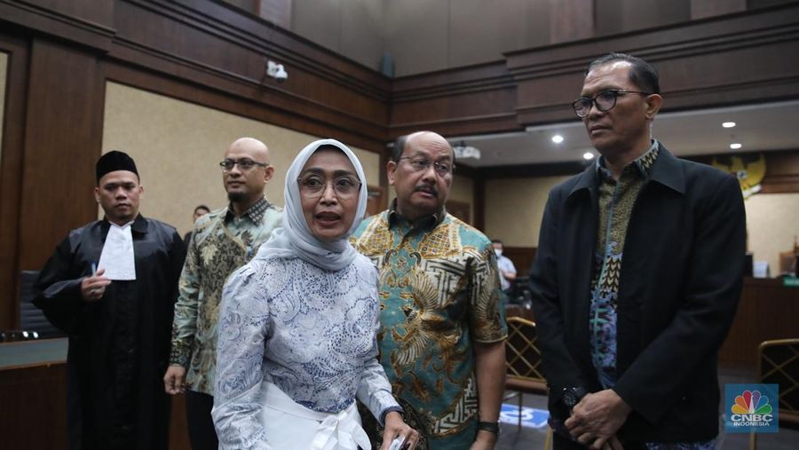 Eks Direktur Utama PT Angkutan Sungai, Danau, dan Penyeberangan (ASDP) Indonesia Ferry (Persero) Ira Puspadewi dan dua terdakwa lainnya, mantan Direktur Komersial dan Pelayanan PT ASDP Ferry, Yusuf Hadi, dan mantan Direktur Perencanaan dan Pengembangan PT ASDP Ferry, Harry Muhammad Adhi Caksono menghadapi sidang pembacaan putusan atau vonis di Pengadilan Tipikor, Jakarta, Kamis (20/11/2025). (CNBC Indonesia/Faisal Rahman)