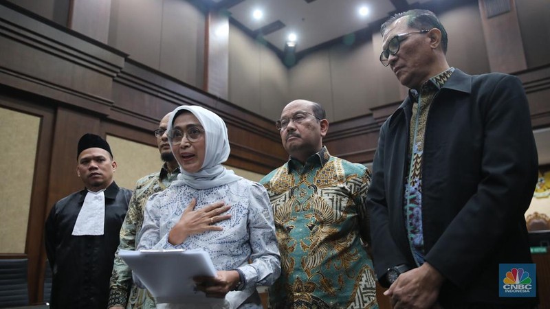 Eks Direktur Utama PT Angkutan Sungai, Danau, dan Penyeberangan (ASDP) Indonesia Ferry (Persero) Ira Puspadewi dan dua terdakwa lainnya, mantan Direktur Komersial dan Pelayanan PT ASDP Ferry, Yusuf Hadi, dan mantan Direktur Perencanaan dan Pengembangan PT ASDP Ferry, Harry Muhammad Adhi Caksono menghadapi sidang pembacaan putusan atau vonis di Pengadilan Tipikor, Jakarta, Kamis (20/11/2025). (CNBC Indonesia/Faisal Rahman)