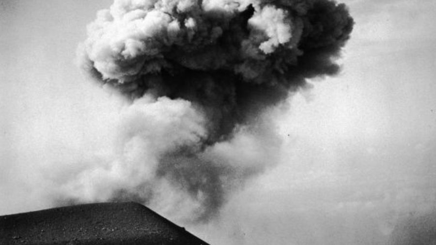 Erupsi Gunung Semeru. (Wereldmuseum Amsterdam via wikipedia)