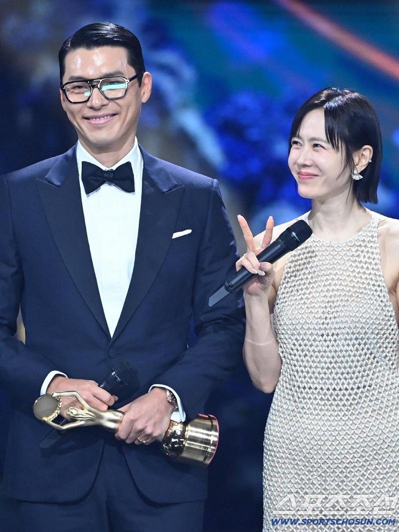 Bikin Kepo, Ini Alasan Son Ye Jin Tutup Wajah Hyun Bin Pakai Stiker di IG
