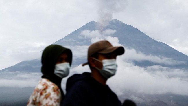 Siaga! Gunung Semeru Tiba-Tiba Erupsi, Kolom Abu Capai 500 Meter