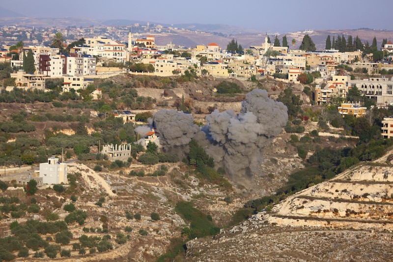 Asap mengepul setelah serangan Israel menyusul perintah evakuasi militer Israel, di Chehour, Lebanon selatan, 19 November 2025. REUTERS/Ali Hankir