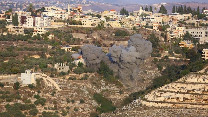 Asap mengepul setelah serangan Israel menyusul perintah evakuasi militer Israel, di Chehour, Lebanon selatan, 19 November 2025. REUTERS/Ali Hankir
