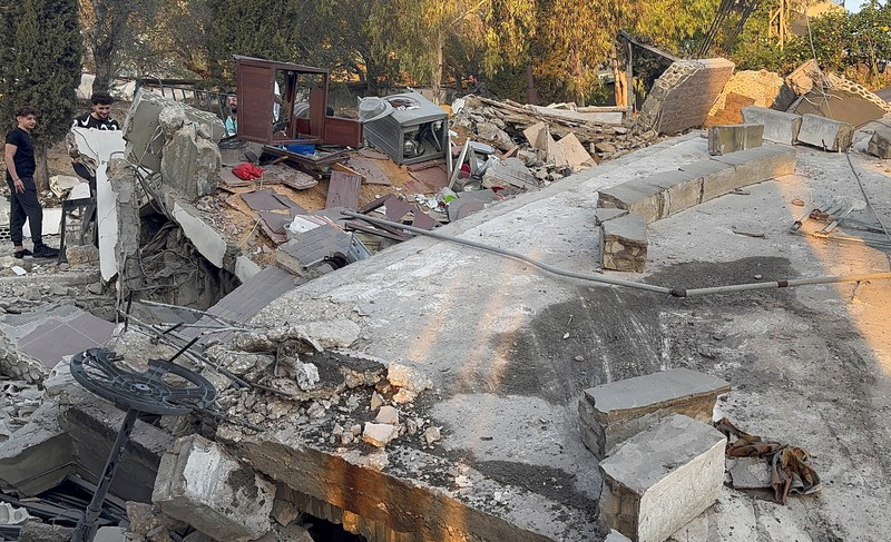 Asap mengepul setelah serangan Israel menyusul perintah evakuasi militer Israel, di Chehour, Lebanon selatan, 19 November 2025. REUTERS/Ali Hankir