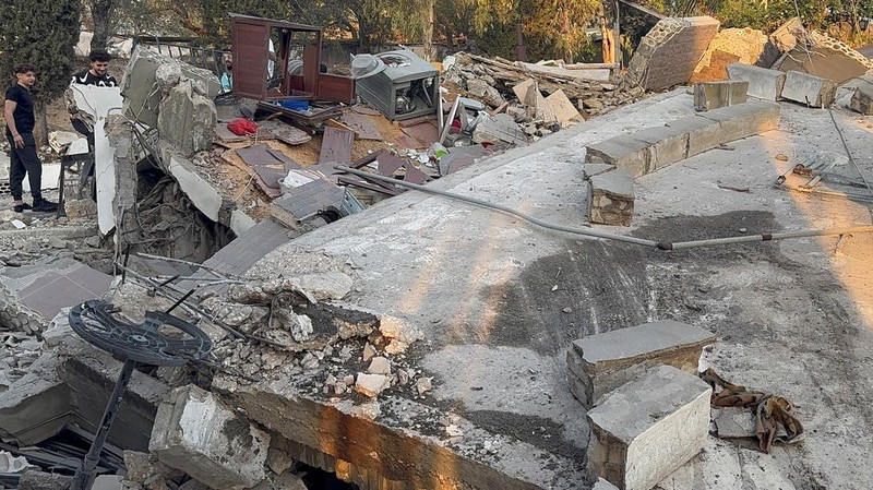 Asap mengepul setelah serangan Israel menyusul perintah evakuasi militer Israel, di Chehour, Lebanon selatan, 19 November 2025. REUTERS/Ali Hankir