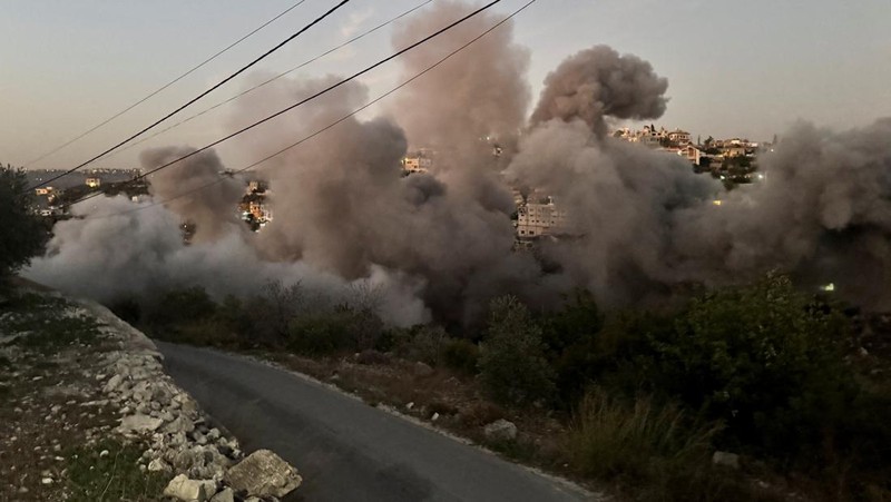 Asap mengepul setelah serangan Israel menyusul perintah evakuasi militer Israel, di Chehour, Lebanon selatan, 19 November 2025. REUTERS/Ali Hankir