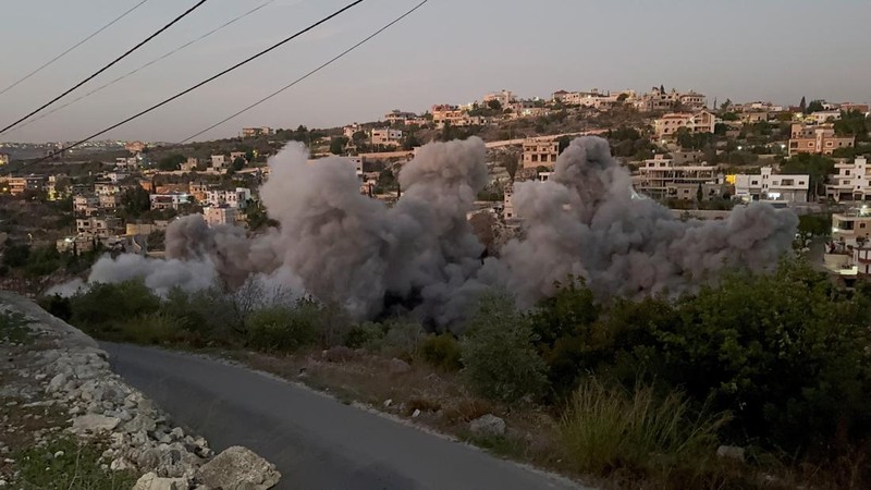 Asap mengepul setelah serangan Israel menyusul perintah evakuasi militer Israel, di Chehour, Lebanon selatan, 19 November 2025. REUTERS/Ali Hankir