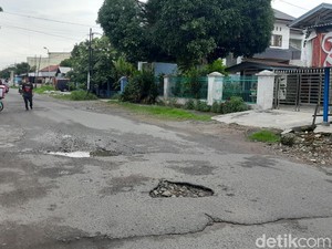 Jalan Pelita VI Medan Banyak Lubang, Warga Kesal Kendaraan Jadi Cepat Rusak