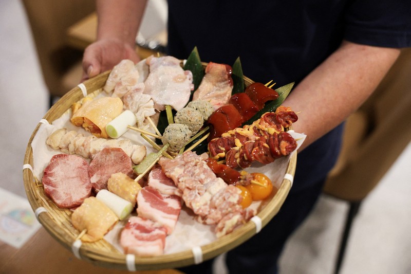 Takashi Ito, pemilik restoran Jepang Merase, yang menyajikan makanan laut seperti sushi dan sashimi, berbicara selama wawancara di Shanghai, Cina, 19 November 2025. (REUTERS/Go Nakamura)