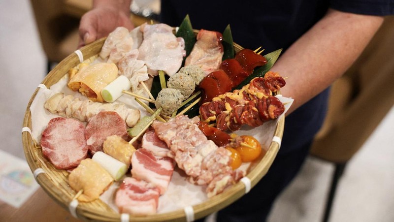 Takashi Ito, pemilik restoran Jepang Merase, yang menyajikan makanan laut seperti sushi dan sashimi, berbicara selama wawancara di Shanghai, Cina, 19 November 2025. (REUTERS/Go Nakamura)