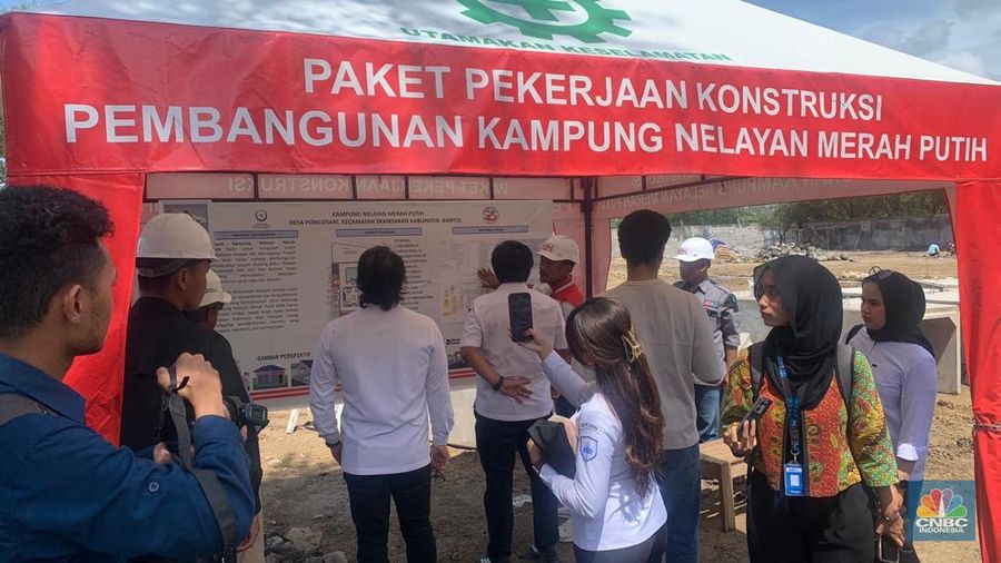 Kementerian Kelautan dan Perikanan meninjau pembangunan Kampung Nelayan Merah Putih di Pantai Baru, Desa Poncosari, Bantul, Yogjakarta, Kamis (20/11/2025). (CNBC Indonesia/Fergi Nadira)