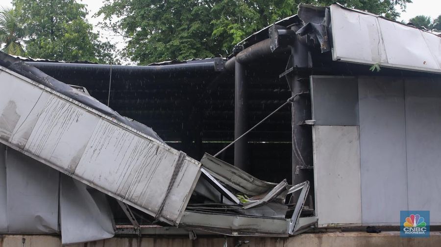 Kondisi atap Lintasan MRT yang mengalami kerusakan usai tertimpa pohon di kawasan Jalan Sisingamangaraja, Jakarta, Kamis (20/11/2025). (CNBC Indonesia/Faisal Rahman)