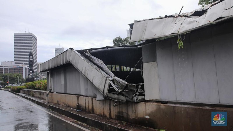 Kondisi atap Lintasan MRT yang mengalami kerusakan usai tertimpa pohon di kawasan Jalan Sisingamangaraja, Jakarta, Kamis (20/11/2025). (CNBC Indonesia/Faisal Rahman)