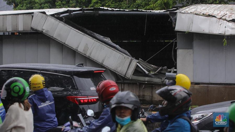 Kondisi atap Lintasan MRT yang mengalami kerusakan usai tertimpa pohon di kawasan Jalan Sisingamangaraja, Jakarta, Kamis (20/11/2025). (CNBC Indonesia/Faisal Rahman)