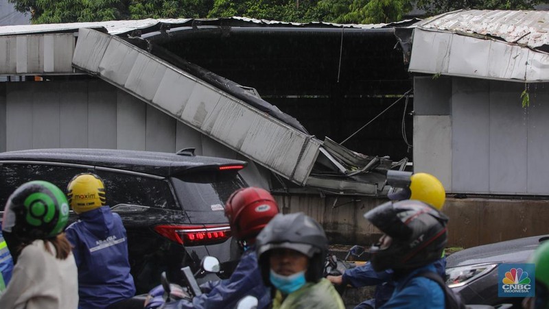 Kondisi atap Lintasan MRT yang mengalami kerusakan usai tertimpa pohon di kawasan Jalan Sisingamangaraja, Jakarta, Kamis (20/11/2025). (CNBC Indonesia/Faisal Rahman)