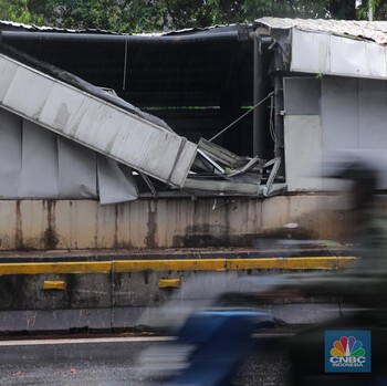Tiba-Tiba Muncul Lubang Menganga di Atap Lintasan MRT Jakarta