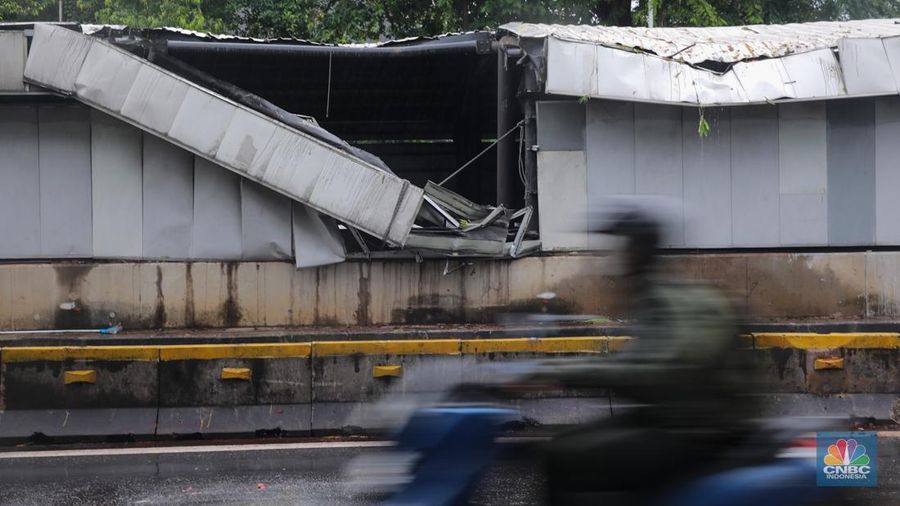 Kondisi atap Lintasan MRT yang mengalami kerusakan usai tertimpa pohon di kawasan Jalan Sisingamangaraja, Jakarta, Kamis (20/11/2025). (CNBC Indonesia/Faisal Rahman)