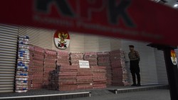 Giliran KPK Pamer Gunungan Duit Rampasan