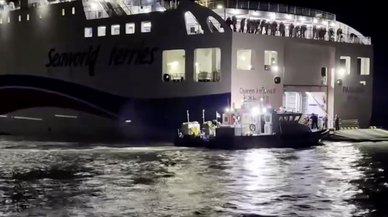 Sebuah feri Korea Selatan yang membawa sekitar 260 penumpang terdampar di dekat pulau berbatu di laut lepas pantai Shinan, Korea Selatan, 19 November 2025. Yonhap via REUTERS