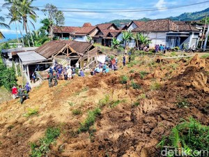 Ratusan Warga Ponorogo Terisolir Usai Tebing Longsor Timbun 2 Rumah
