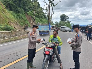 Polisi Bagikan Masker ke Warga Terdampak Abu Vulkanik Gunung Semeru