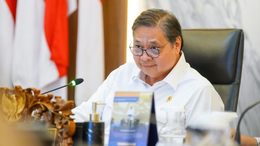 Menko Perekonomian, Airlangga Hartarto saat memberikan keterangan pers terkait Pemerintah Resmi Luncurkan Program Diskon Tiket Transportasi secara Nasional pada Libur Nataru (Natal 2025 dan Tahun Baru 2026) pada Kamis (20/11/2025). (Dok. Kemenko Perekonomian)