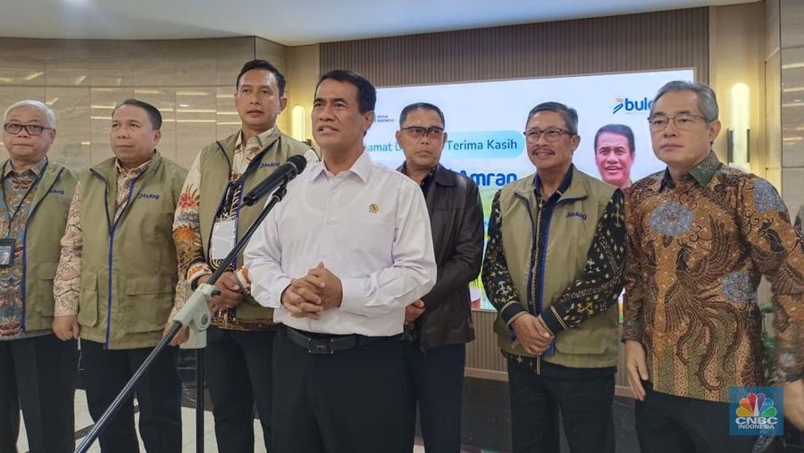 Mentan Amran ke kantor pusat Perum Bulog. (CNBC Indonesia/Martyasari Rizky)