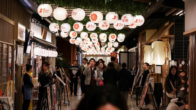 Takashi Ito, pemilik restoran Jepang Merase, yang menyajikan makanan laut seperti sushi dan sashimi, berbicara selama wawancara di Shanghai, Cina, 19 November 2025. (REUTERS/Go Nakamura)