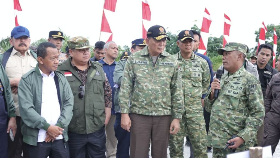 Panglima TNI Jenderal TNI Agus Subiyanto mendampingi Menteri Pertahanan RI Sjafrie Sjamsoeddin bersama Menteri ESDM Bahlil L, Jaksa Agung ST Burhanuddin, Kepala BPKP Muhammad Yusuf Ateh serta Satgas Penertiban Kawasan Hutan (PKH) meninjau langsung proses penertiban kegiatan usaha pertambangan di Dusun Nadi, Desa Lubuk Lingkuk, Kecamatan Lubuk Besar, Kabupaten Bangka Tengah, Provinsi Bangka Belitung, Rabu (19/11/2025). (Instagram/PuspenTNI)