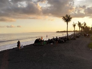 Mengunjungi Pantai Purnama, Suasana Tenang Jauh dari Hiruk Pikuk Bali