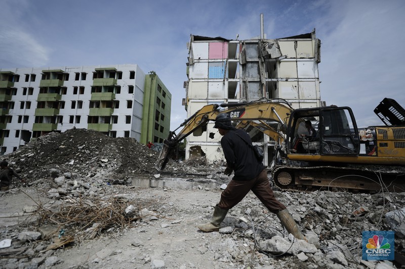 Pekerja menggunakan alat berat membongkar bangunan Rusunawa Marunda yang terbengkalai di Cilincing, Jakarta, Kamis (20/11/2025). (CNBC Indonesia/Tri Susilo)