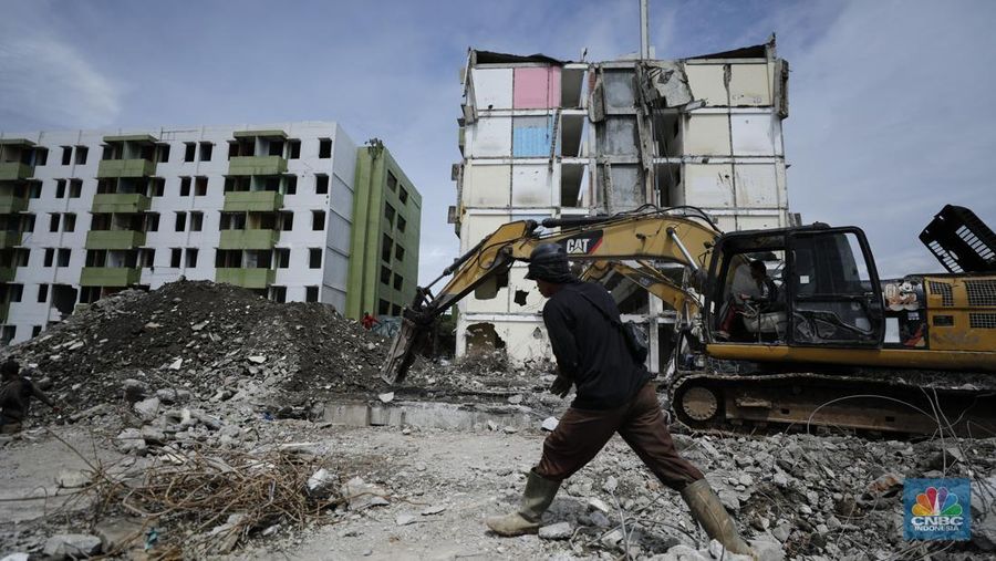 Pekerja menggunakan alat berat membongkar bangunan Rusunawa Marunda yang terbengkalai di Cilincing, Jakarta, Kamis (20/11/2025). (CNBC Indonesia/Tri Susilo)