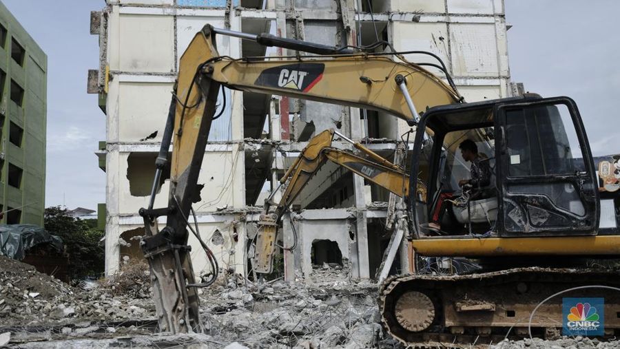 Pekerja menggunakan alat berat membongkar bangunan Rusunawa Marunda yang terbengkalai di Cilincing, Jakarta, Kamis (20/11/2025). (CNBC Indonesia/Tri Susilo)
