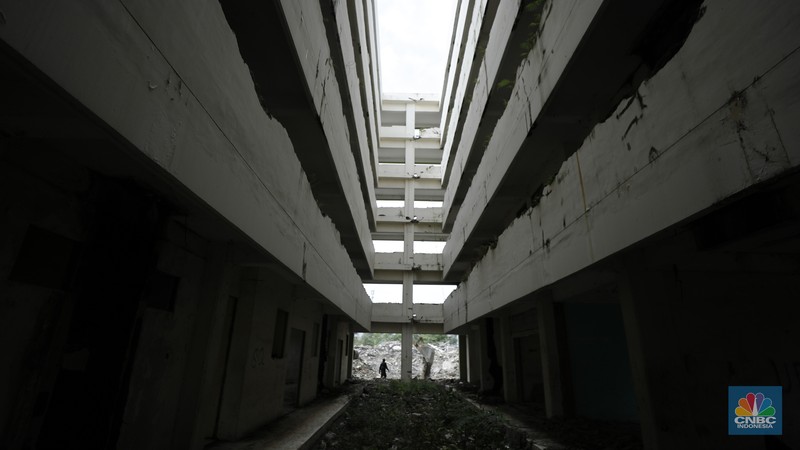 Pekerja menggunakan alat berat membongkar bangunan Rusunawa Marunda yang terbengkalai di Cilincing, Jakarta, Kamis (20/11/2025). (CNBC Indonesia/Tri Susilo)