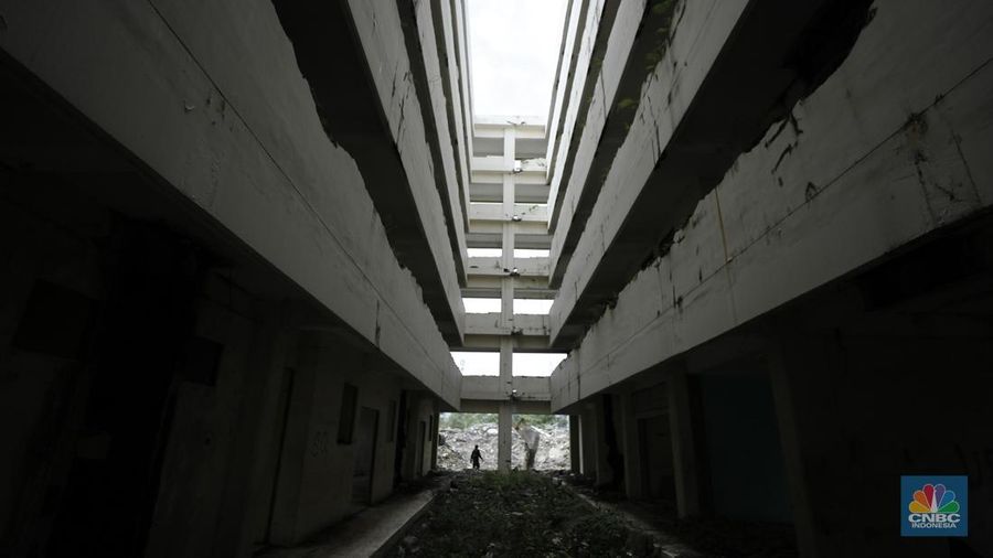 Pekerja menggunakan alat berat membongkar bangunan Rusunawa Marunda yang terbengkalai di Cilincing, Jakarta, Kamis (20/11/2025). (CNBC Indonesia/Tri Susilo)