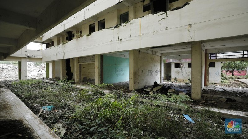 Pekerja menggunakan alat berat membongkar bangunan Rusunawa Marunda yang terbengkalai di Cilincing, Jakarta, Kamis (20/11/2025). (CNBC Indonesia/Tri Susilo)