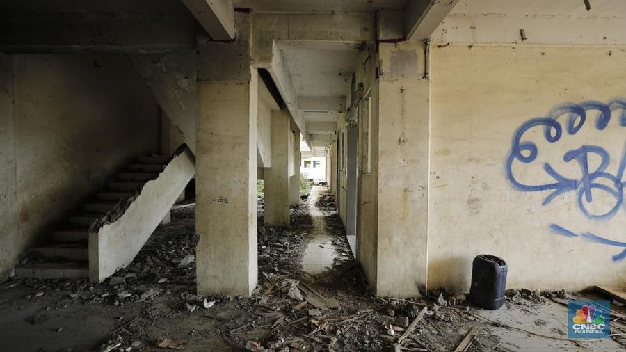 Pekerja menggunakan alat berat membongkar bangunan Rusunawa Marunda yang terbengkalai di Cilincing, Jakarta, Kamis (20/11/2025). (CNBC Indonesia/Tri Susilo)