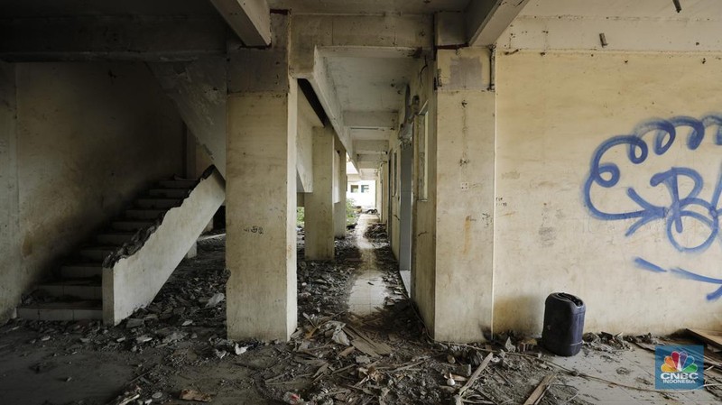 Pekerja menggunakan alat berat membongkar bangunan Rusunawa Marunda yang terbengkalai di Cilincing, Jakarta, Kamis (20/11/2025). (CNBC Indonesia/Tri Susilo)