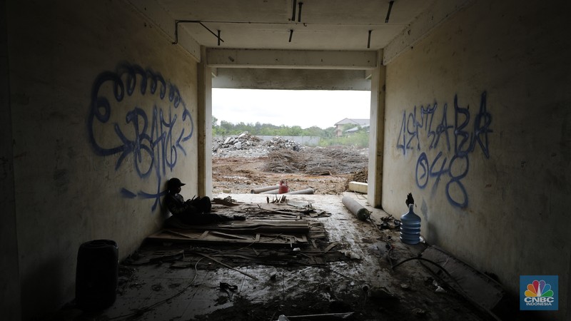 Pekerja menggunakan alat berat membongkar bangunan Rusunawa Marunda yang terbengkalai di Cilincing, Jakarta, Kamis (20/11/2025). (CNBC Indonesia/Tri Susilo)