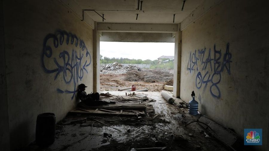 Pekerja menggunakan alat berat membongkar bangunan Rusunawa Marunda yang terbengkalai di Cilincing, Jakarta, Kamis (20/11/2025). (CNBC Indonesia/Tri Susilo)
