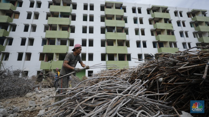 Pekerja menggunakan alat berat membongkar bangunan Rusunawa Marunda yang terbengkalai di Cilincing, Jakarta, Kamis (20/11/2025). (CNBC Indonesia/Tri Susilo)