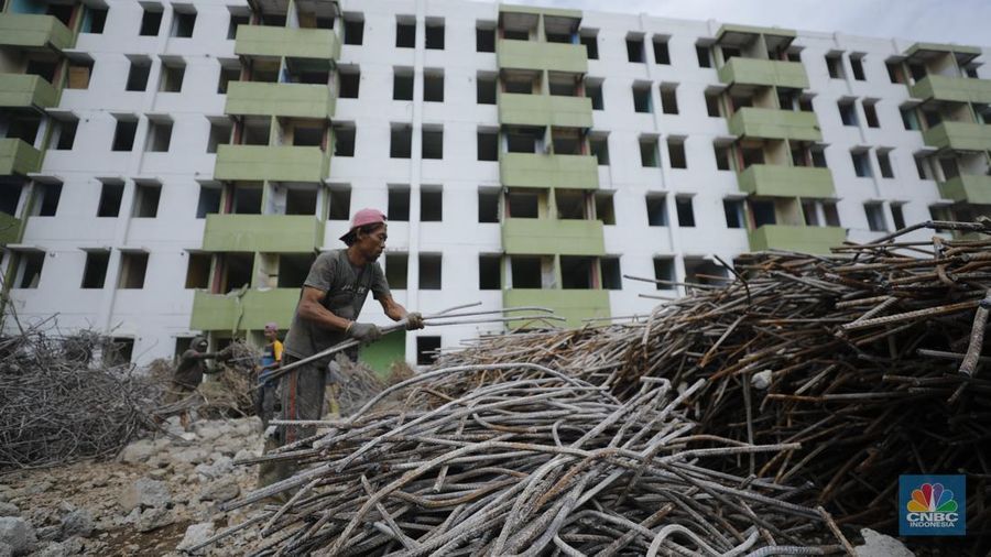 Pekerja menggunakan alat berat membongkar bangunan Rusunawa Marunda yang terbengkalai di Cilincing, Jakarta, Kamis (20/11/2025). (CNBC Indonesia/Tri Susilo)