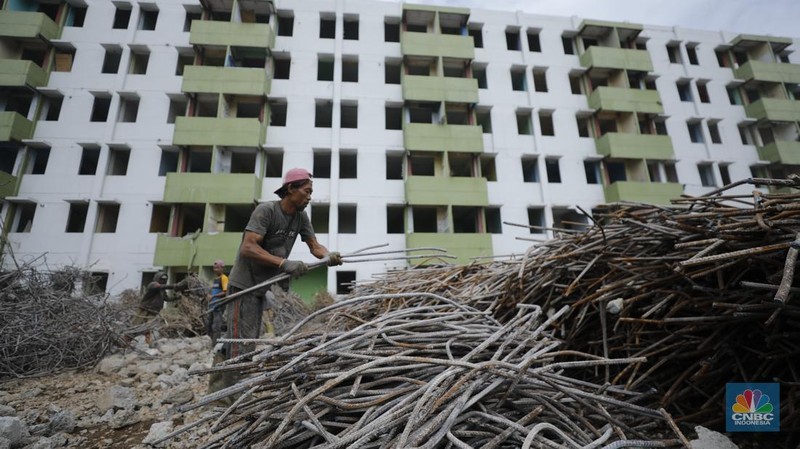 Pekerja menggunakan alat berat membongkar bangunan Rusunawa Marunda yang terbengkalai di Cilincing, Jakarta, Kamis (20/11/2025). (CNBC Indonesia/Tri Susilo)